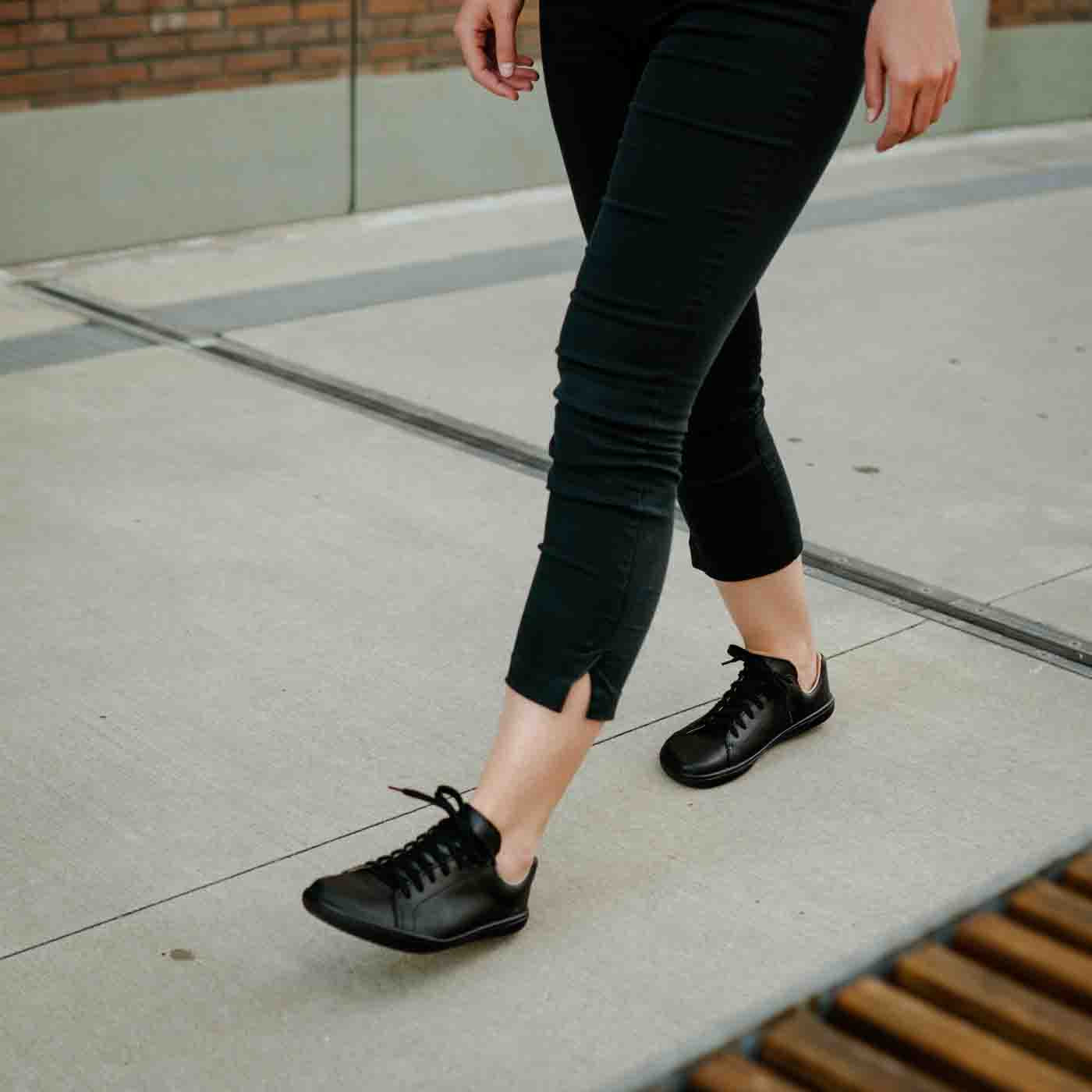 Barefoot Tommy All Black